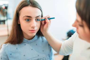 istemci gözleri ile çalışan sanatçı makyaj 