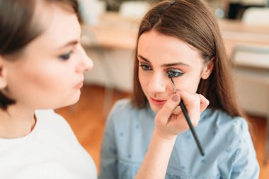 istemci gözleri ile çalışan sanatçı makyaj 