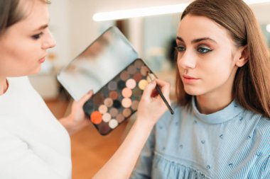 göz farı paleti tutan sanatçı olun