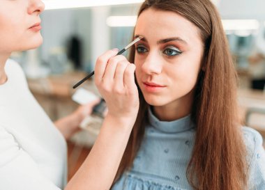 kaşları ile çalışan sanatçı makyaj