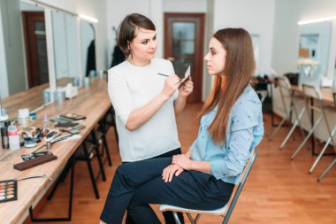 istemci suratla çalışan sanatçı makyaj 