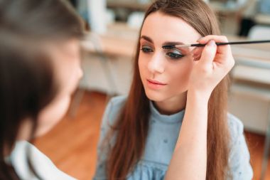 kaşları ile çalışan sanatçı makyaj