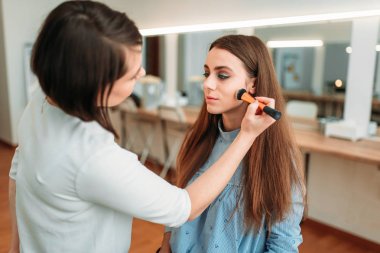 istemci suratla çalışan sanatçı makyaj 