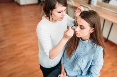 maskara kirpik üzerinde koyarak sanatçı makyaj