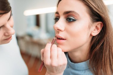 parlak dudaklar üzerinde uygulama sanatçı makyaj