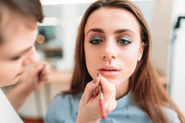 parlak dudaklar üzerinde uygulama sanatçı makyaj