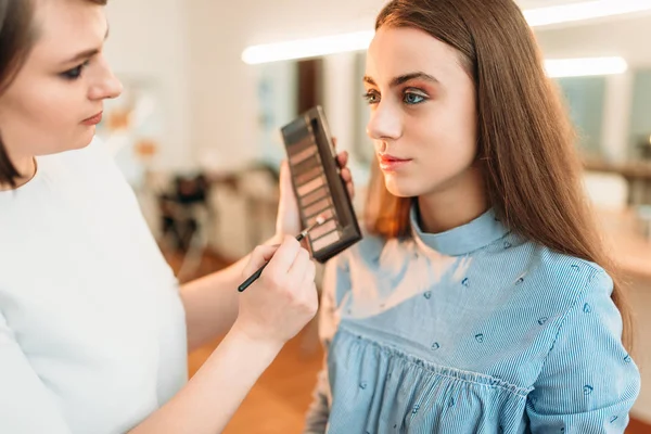 Make up artist holding eyesshadow palette — стоковое фото