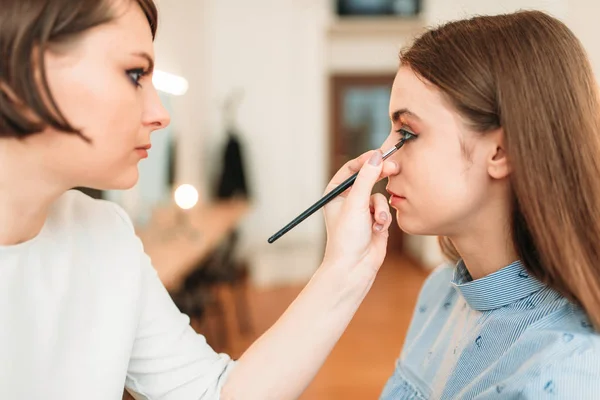 Maquiar artista trabalhando com olhos de cliente — Fotografia de Stock