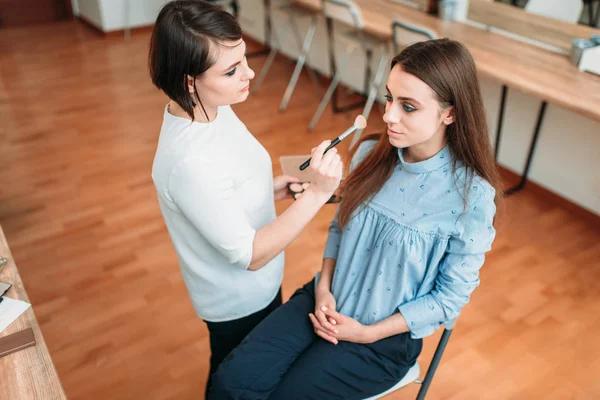 Maskenbildner arbeitet mit Gesicht des Kunden — Stockfoto