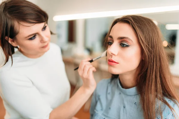 Maquillar artista trabajando con la cara del cliente — Foto de Stock