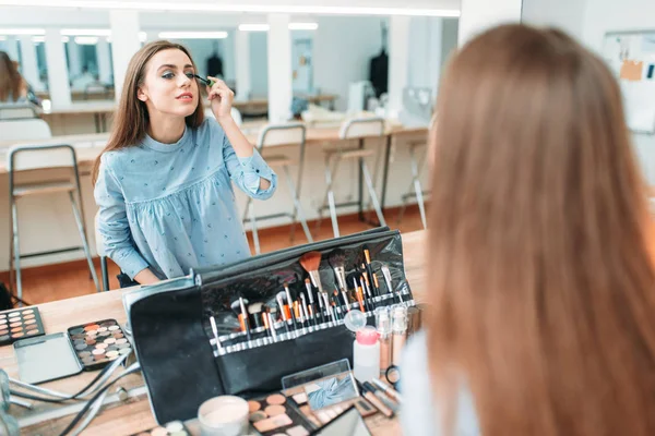 Žena aplikující make-up štětcem — Stock fotografie