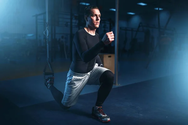 Hombre atlético entrenando en el gimnasio —  Fotos de Stock