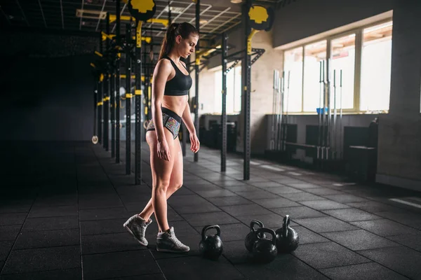Kvinnliga idrottare poserar i gym — Stockfoto