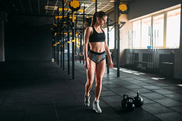 Жіночий спортсмен позує в спортзалі — стокове фото