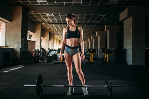 Entrenamiento de atleta femenino con barra — Foto de Stock