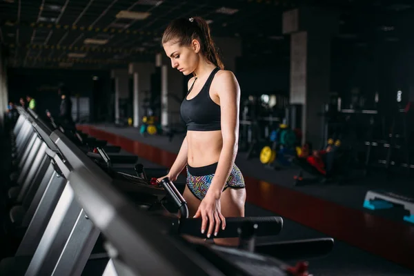 Woman running on treadmill — Stock Photo, Image