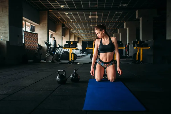Kvinnliga idrottare gör abs övningar — Stockfoto