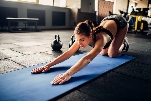 Mujer joven en el gimnasio — Foto de Stock