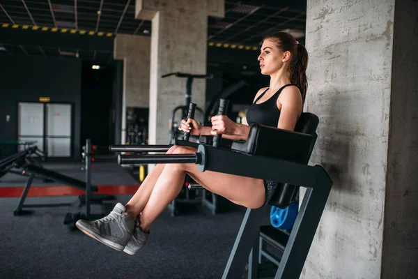 Sportlerin macht Bauchmuskelübungen — Stockfoto