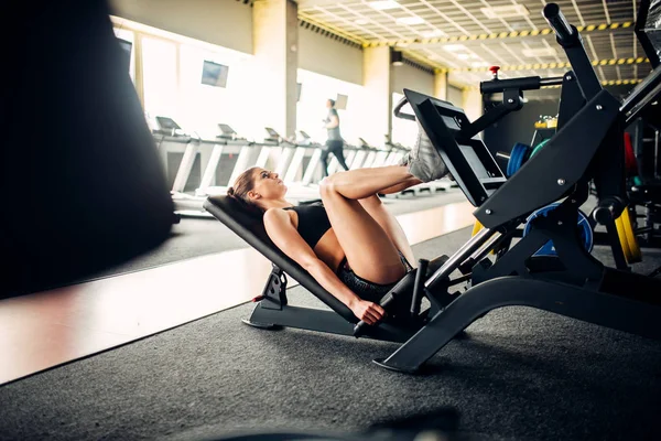 Woman training on exercise machine — Stock Photo, Image