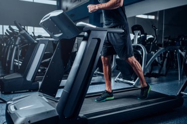 atlet yarış pisti üzerinde