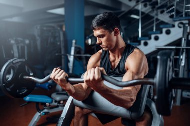 barbell ile eğitim kas atlet 