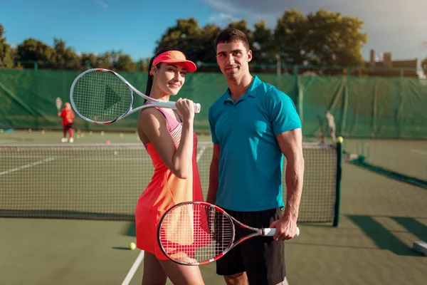 테니스 라켓과 매력적인 커플 — 스톡 사진