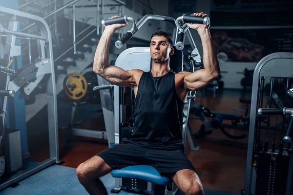 Entraînement d'athlète en salle de gym — Photo