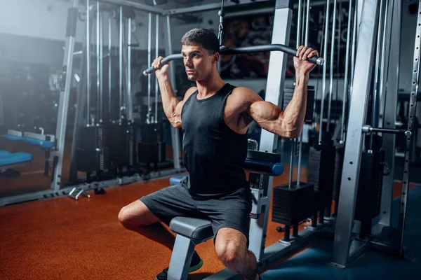 Athlete training in gym — Stock Photo, Image