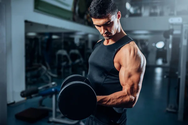 Muskelkräftiges Athletentraining mit Kurzhantel — Stockfoto