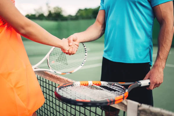 Atractiva pareja con raquetas de tenis —  Fotos de Stock