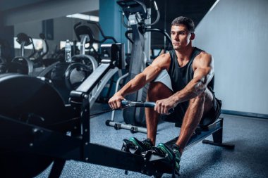 Kas atlet spor salonunda eğitim