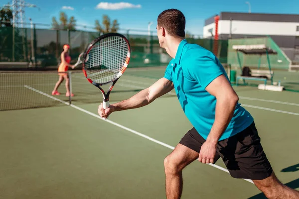 Чоловік і жінка грають в теніс — стокове фото