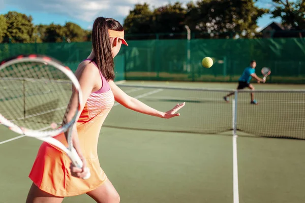 Mann und Frau spielen Tennis — Stockfoto