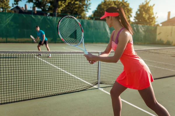 Mężczyzna i kobieta, grać w tenisa — Zdjęcie stockowe