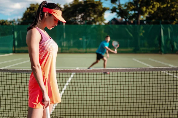 Homme et femme jouant au tennis — Photo