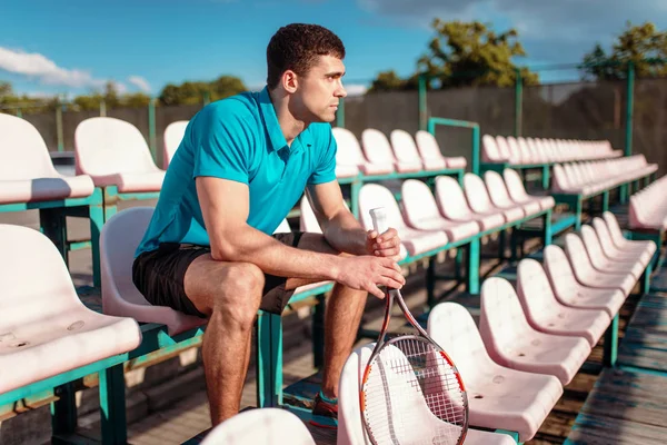젊은 남자 테니스 라켓 — 스톡 사진