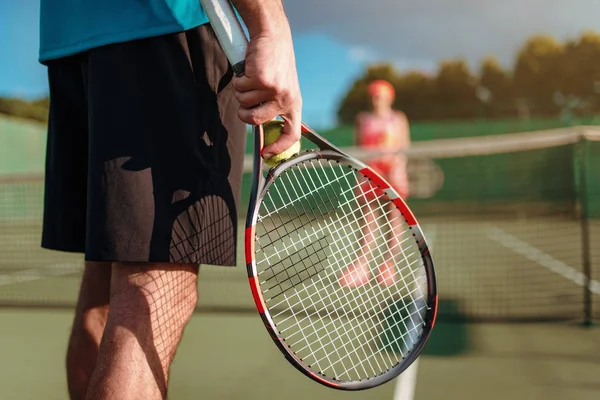 Homme et femme jouant au tennis — Photo