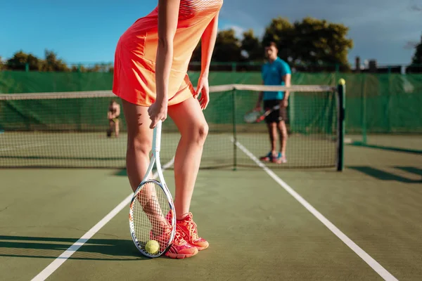 网球拍的年轻女人 — 图库照片