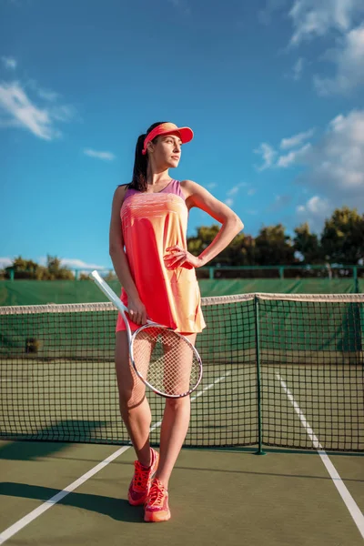 Junge Frau mit Tennisschläger — Stockfoto