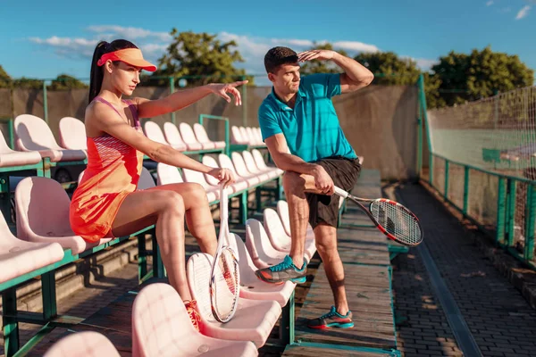 Attraktives Paar mit Tennisschlägern — Stockfoto