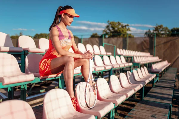 Junge Frau mit Tennisschläger — Stockfoto