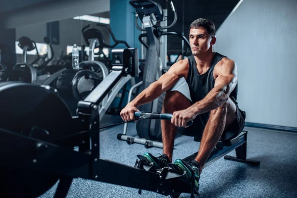 Treinamento de atleta muscular em ginásio — Fotografia de Stock