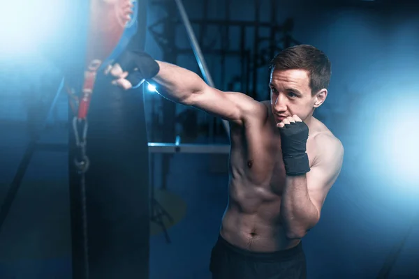 Joven boxeador muscular — Foto de Stock