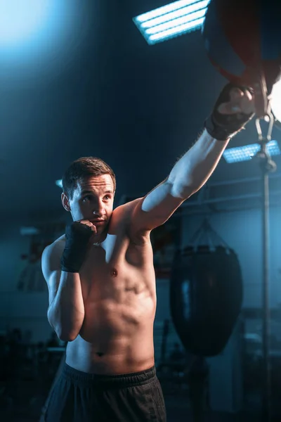 Joven boxeador muscular — Foto de Stock