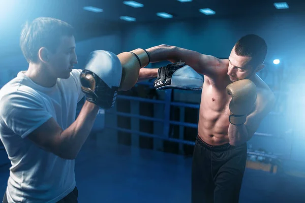 Jóvenes boxeadores musculosos —  Fotos de Stock