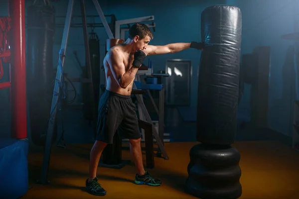 Jovem boxeador muscular — Fotografia de Stock