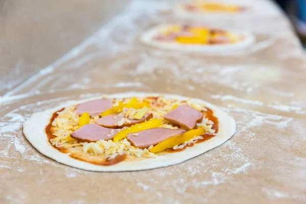 Leckere frische Pizza — Stockfoto