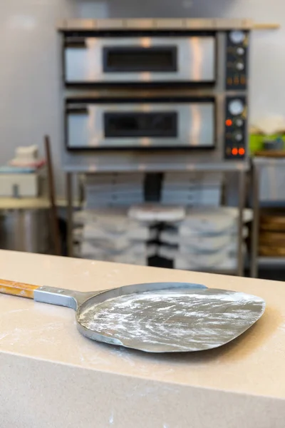 Équipement professionnel pour la fabrication de pizza — Photo