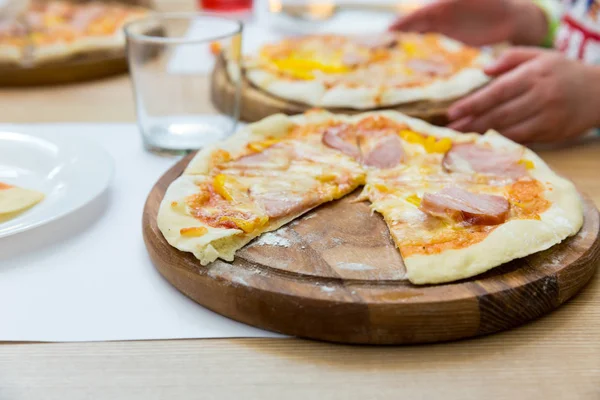 Leckere frische Pizza — Stockfoto